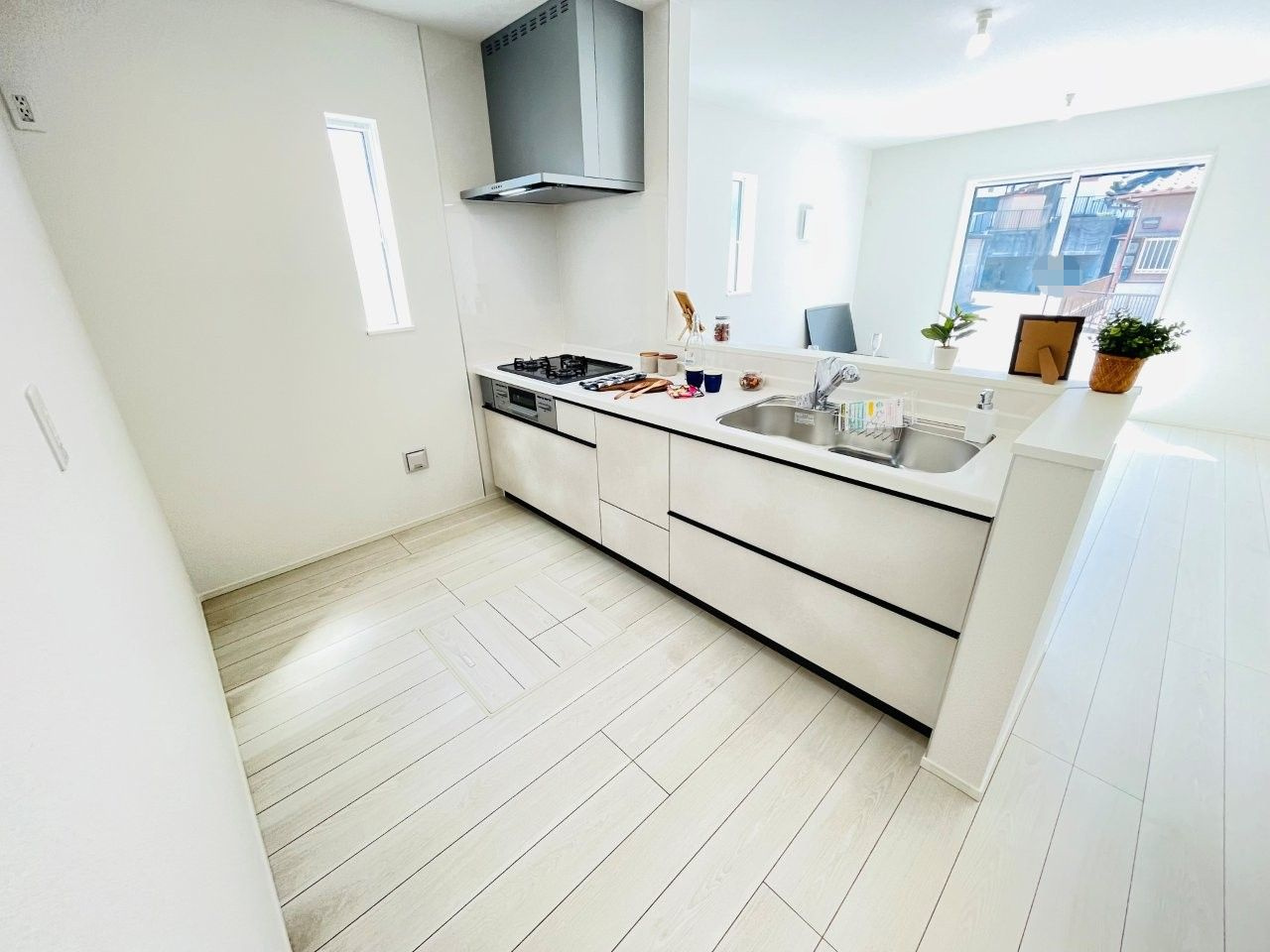 豊田市水源町24-1期　新築分譲住宅　全3棟　1号棟のキッチン|広いシステムキッチンでお子様と一緒にお料理もできます。