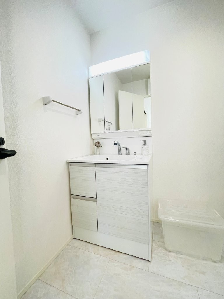 豊田市水源町24-1期　新築分譲住宅　全3棟　1号棟の独立洗面台|三面鏡仕様の洗面台！鏡の裏は収納になっています♪