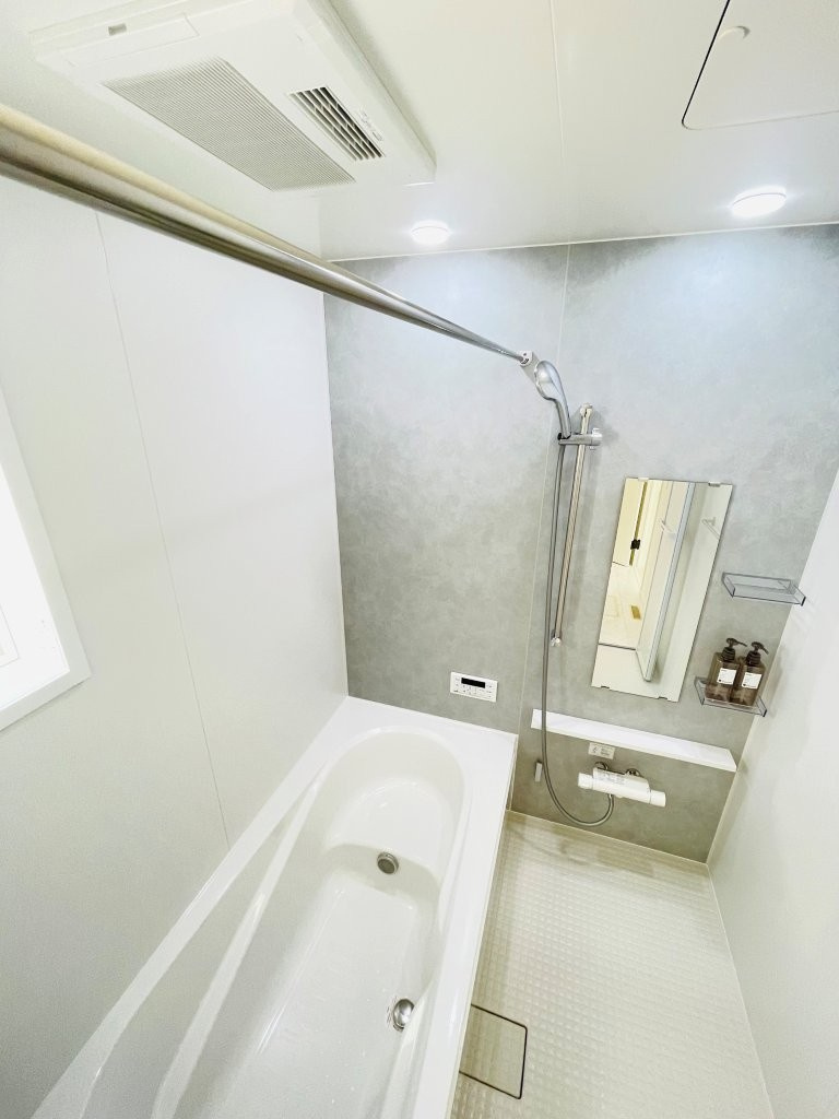 豊田市水源町24-1期　新築分譲住宅　全3棟　1号棟の浴室|１坪タイプのユニットバス！浴槽は断熱材入りでお湯が冷めにくいです♪浴室乾燥機で梅雨の時期は洗濯物を乾かせます！