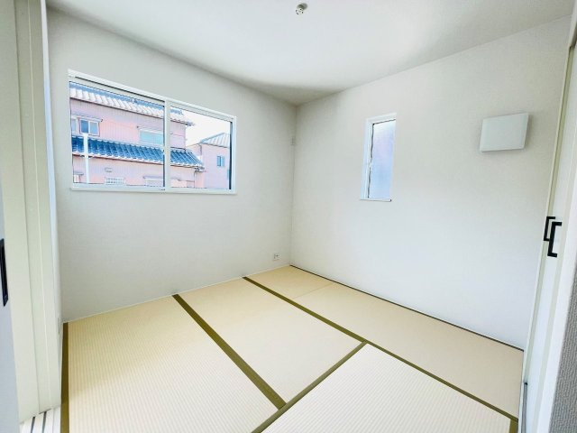 豊田市水源町24-1期　新築分譲住宅　全3棟　1号棟の和室|リビングに隣接した和室は、家事スペースやキッズスペースとしても活躍します！収納も完備。