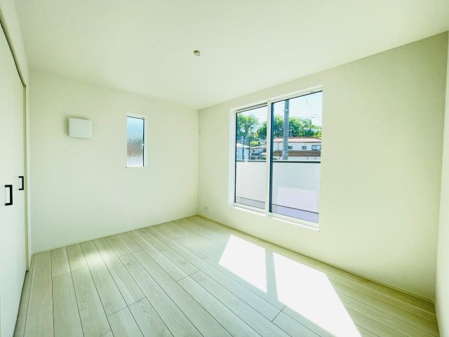 豊田市水源町24-1期　新築分譲住宅　全3棟　1号棟の洋室|大きな窓からたっぷりと陽光が注がれる明るい空間です。