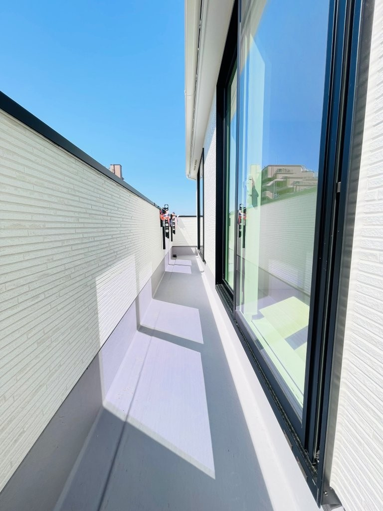 豊田市水源町24-1期　新築分譲住宅　全3棟　1号棟のバルコニー|日当たりの良いバルコニーには洗濯物がたくさん干せます♪