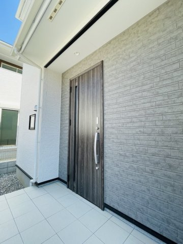 豊田市水源町24-1期　新築分譲住宅　全3棟　1号棟の玄関|玄関ポーチがあるので、雨の日でも濡れることがなくドアの開け閉めができます。
