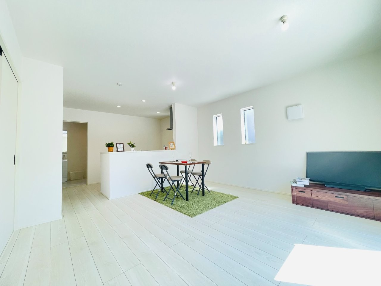 豊田市水源町24-1期　新築分譲住宅　全3棟　1号棟の居間・リビング|家族でくつろげる広々としたリビングダイニング。