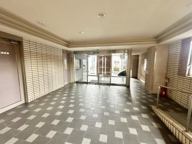 ライオンズマンション成田町のエントランス