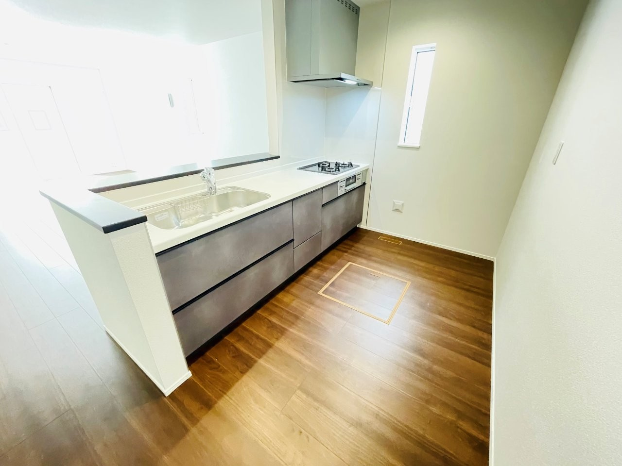 豊田市水源町24-1期　新築分譲住宅　全3棟　3号棟のキッチン|広いシステムキッチンでお子様と一緒にお料理もできます。