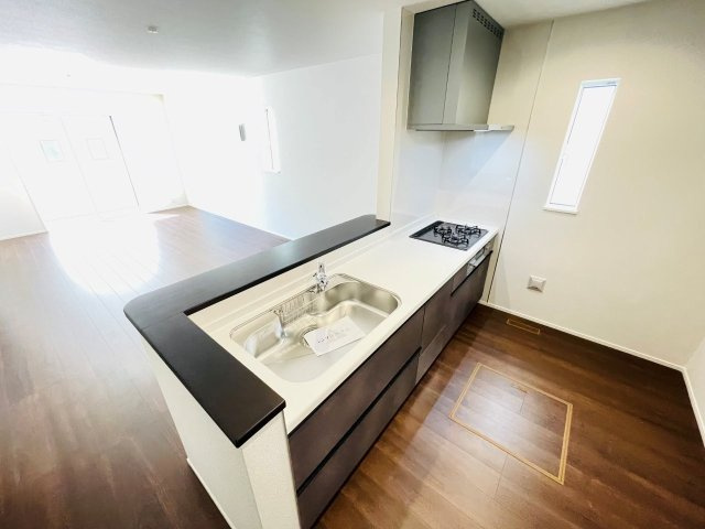 豊田市水源町24-1期　新築分譲住宅　全3棟　3号棟のキッチン|浄水器一体型水栓です。