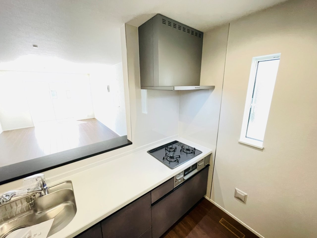 豊田市水源町24-1期　新築分譲住宅　全3棟　3号棟のキッチン|便利な3口コンロ。