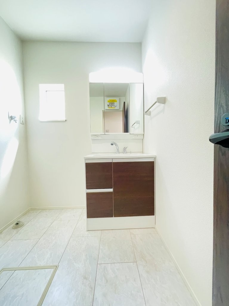 豊田市水源町24-1期　新築分譲住宅　全3棟　3号棟の独立洗面台|三面鏡仕様の洗面台！鏡の裏は収納になっています♪