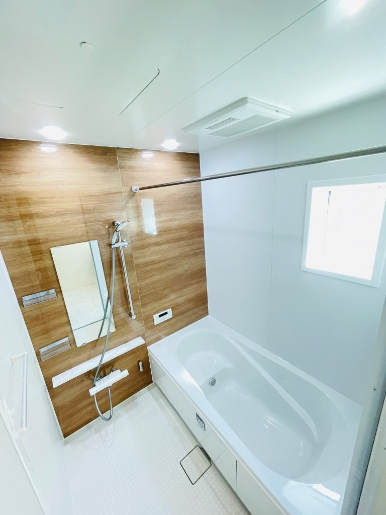 豊田市水源町24-1期　新築分譲住宅　全3棟　3号棟の浴室|１坪タイプのユニットバス！浴槽は断熱材入りでお湯が冷めにくいです♪浴室乾燥機で梅雨の時期は洗濯物を乾かせます！