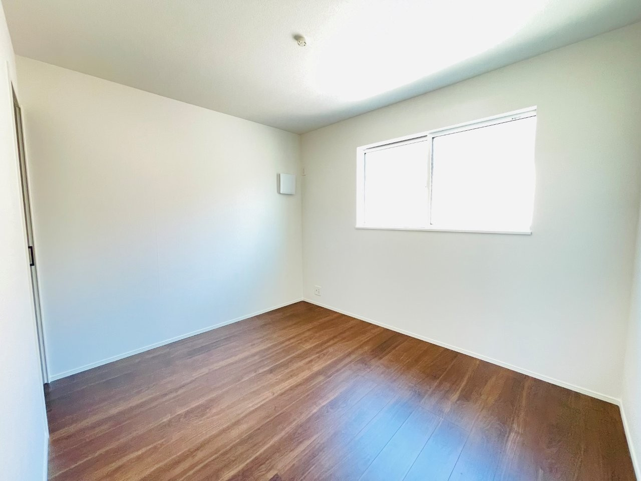 豊田市水源町24-1期　新築分譲住宅　全3棟　3号棟の洋室|大きな窓からたっぷりと陽光が注がれる明るい空間です。