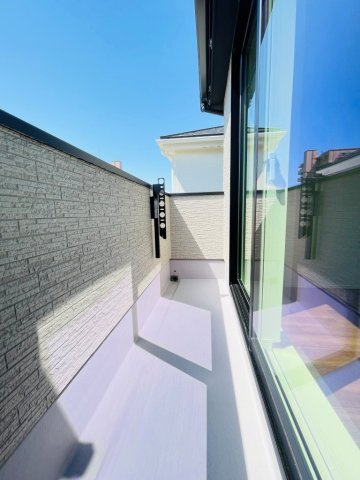 豊田市水源町24-1期　新築分譲住宅　全3棟　3号棟のバルコニー|日当たりの良いバルコニーには洗濯物がたくさん干せます♪