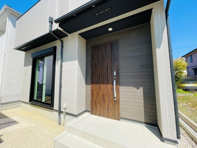 豊田市水源町24-1期　新築分譲住宅　全3棟　3号棟の玄関|玄関ポーチがあるので、雨の日でも濡れることがなくドアの開け閉めができます。