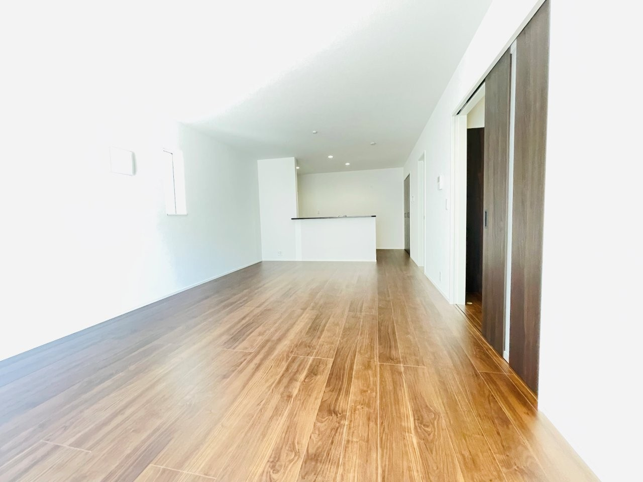 豊田市水源町24-1期　新築分譲住宅　全3棟　3号棟の居間・リビング|どこにいても家族の顔が見える、明るく開放的なLDK。