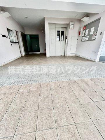 クローバーメゾン千里山のエントランス