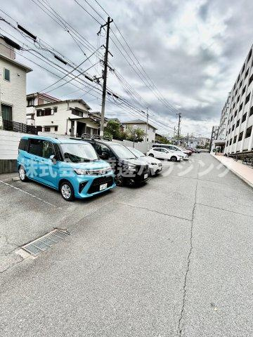クローバーメゾン千里山の駐車場