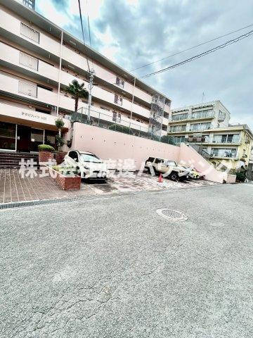 テラジハイツ1号館の駐車場