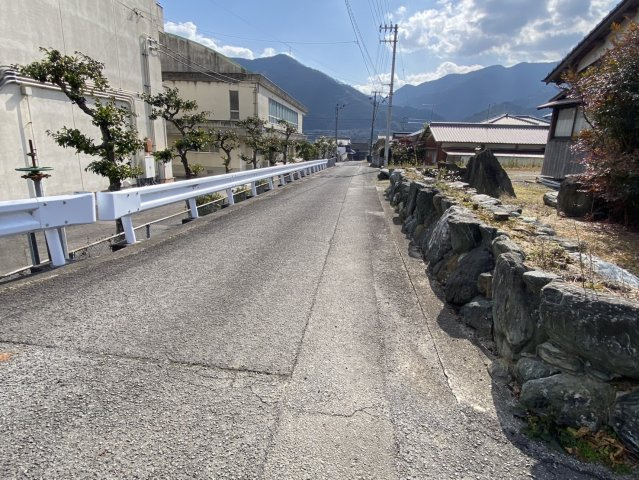 西条市楠　売土地の前面道路含む現地写真