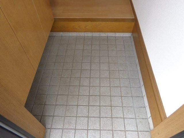 レジデンスまほろばＧ棟の玄関