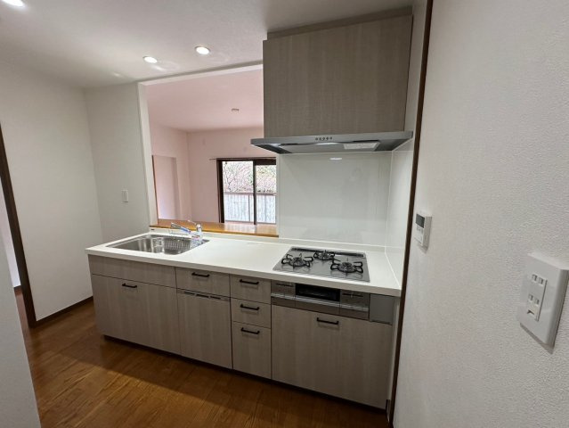 シティコーポ春里のキッチン|キッチンからリビングを見渡せる、家族とのコミュニケーションも取りやすい設計。