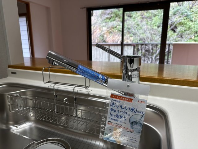 シティコーポ春里のキッチン|引き出し式のヘッドになっていてシンクのお掃除も楽々♪手元で切り替えができる浄水器内蔵！