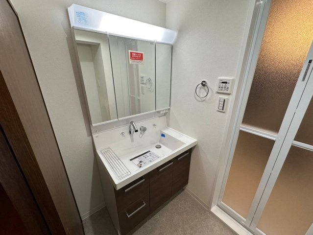 シティコーポ春里の独立洗面台|ミラー扉の内側が収納スペースになっていて、洗面周りがスッキリします！