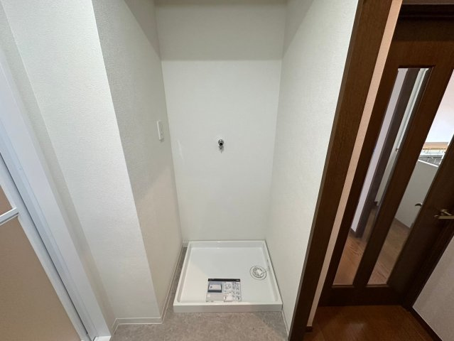 シティコーポ春里のランドリースペース|防水パン付き室内洗濯機置き場。