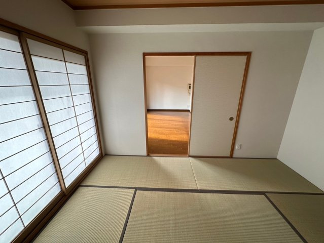 シティコーポ春里の和室|LDKに隣接した和室。客間としても寝室としても用途に合わせて活用できます◎