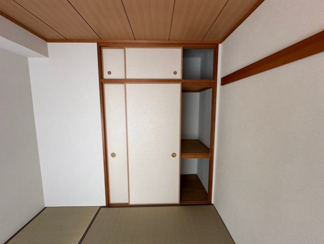 シティコーポ春里の収納|出し入れのしやすい押入。布団や座布団などの収納に便利です。