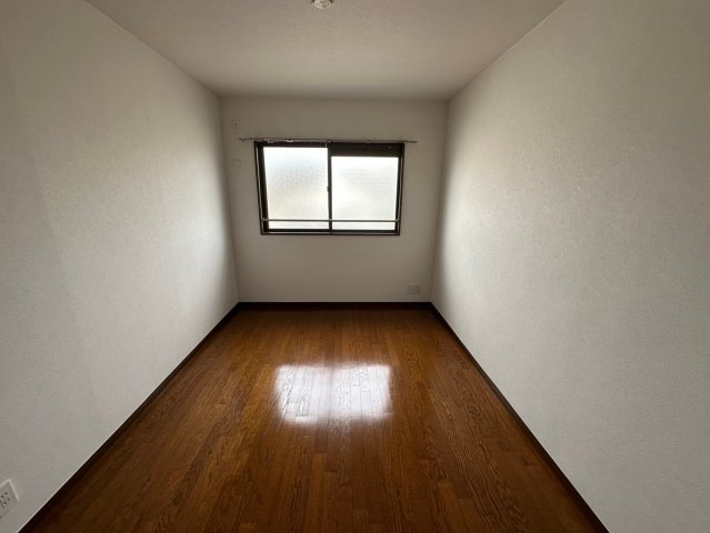 シティコーポ春里の洋室|【6.6帖】
明るい洋室♪お子様の一人部屋デビューにもいいですね♪