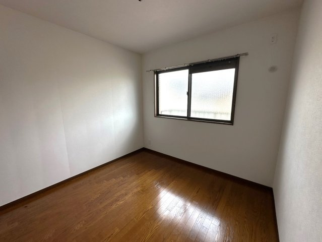 シティコーポ春里の寝室|【5.2帖】
明るいお部屋で、一人で過ごす時間も大切にできます。