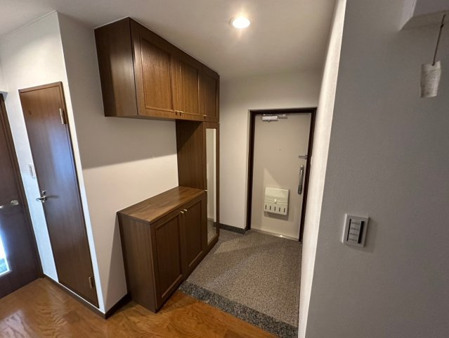 シティコーポ春里の玄関|玄関収納で、散らかりがちな玄関もスッキリ片付きます！