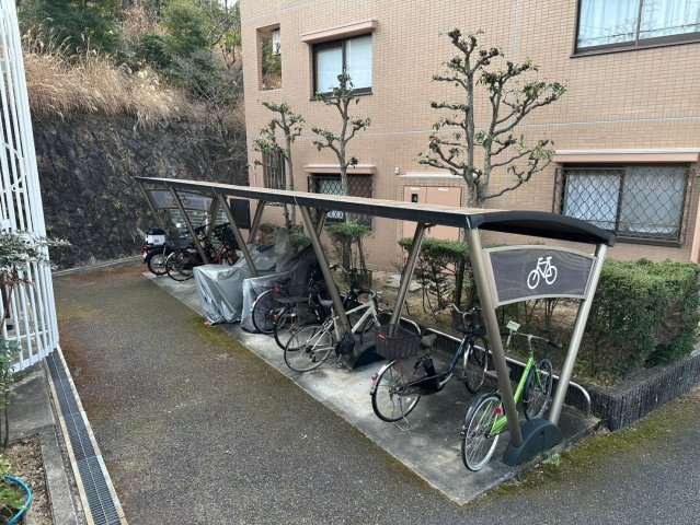 シティコーポ春里の駐輪場|駐輪場。屋根付きで雨の日も安心ですね◎