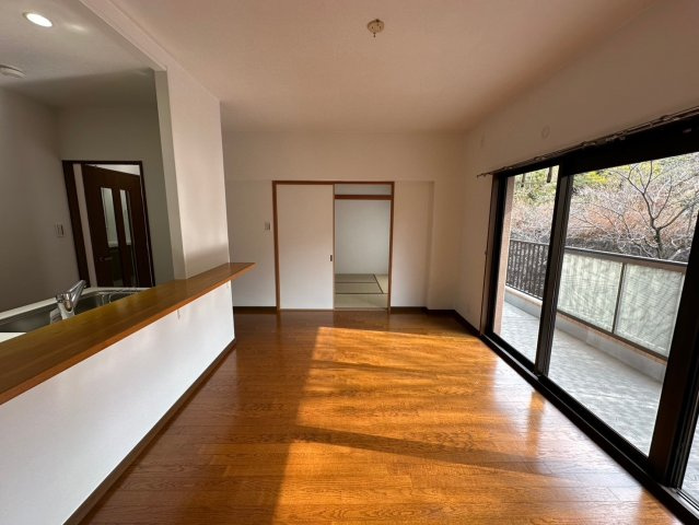 シティコーポ春里の居間・リビング|日差しが温かく包み込む、温もりに溢れたリビング空間♪