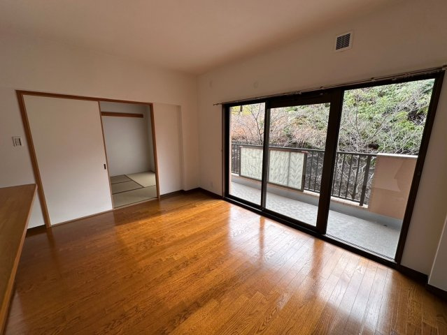 シティコーポ春里の居間・リビング|明るく開放感のあるリビング。