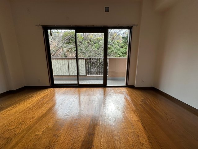 シティコーポ春里の居間・リビング|窓からは光が射し込み陽当たり・通風良好です！