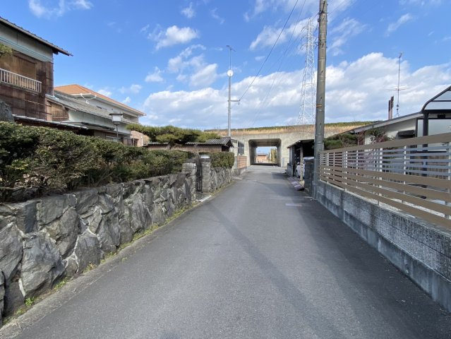 西条市新市　売土地の前面道路含む現地写真