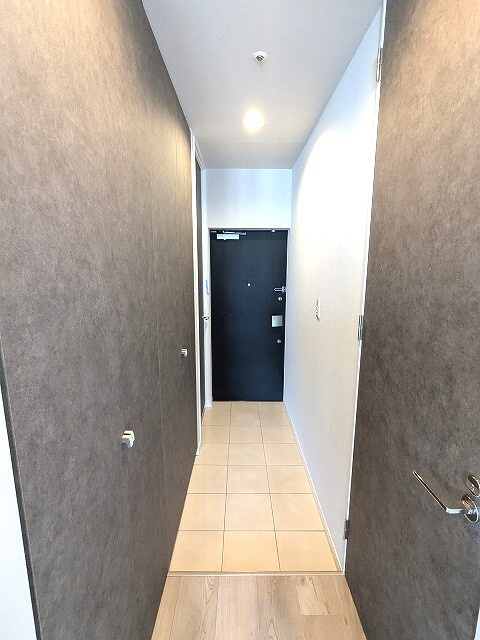 プロスペクトKALON三ノ輪の設備|室内リノベーション、玄関に2ケ所のシューズBOX、ディンプルキーのダブルロックセキュリティ、人感センサー付き玄関ライト付き