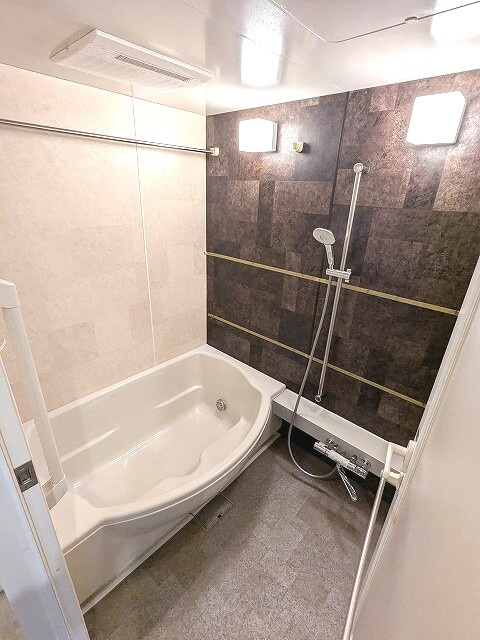 プロスペクトKALON三ノ輪の浴室|室内リノベーション、追焚オートバス、浴室換気乾燥機、ワイドシャワーヘッド、半身浴出来るワイドバスタブ