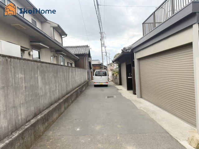 明石市魚住町清水　土地の前面道路含む現地写真|●年中無休：当日予約可●前面道路は幅員約3.7ｍ、交通量少なく安心。2号線まですぐ出られます！
