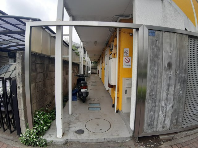 小金井市東町４丁目のアパートのエントランス