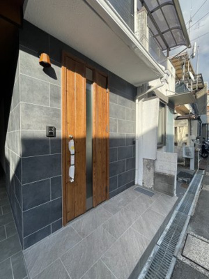 【エントランス】 | 四條畷市中野新町 中古戸建 | 物件比較見学プラン。お問合せの物件だけでなく、ご希望に合った他の物件もご紹介させて頂きます。ご希望条件をスタッフにお伝え頂きましたら、こちらの物件と併せてご案内させて頂きます。