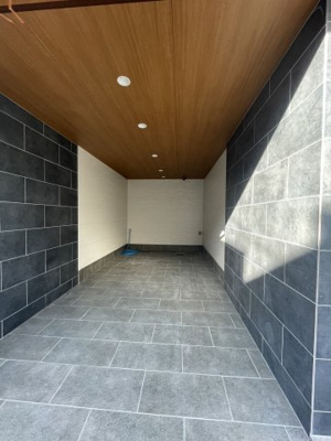 【駐車場】 | 四條畷市中野新町 中古戸建 | タイル等を使用し、駐車スペースも一新。
もはや中古感はございません。