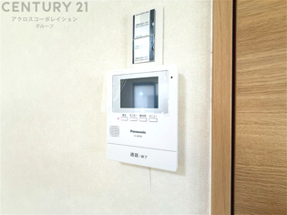 訪問者が来たときにテレビ画面で確認できるため、安心してドアを開けられます。録画機能があるものもあり、留守中に来訪者を記録しておくことができます。利便性が高く、セキュリティ面でも安心です