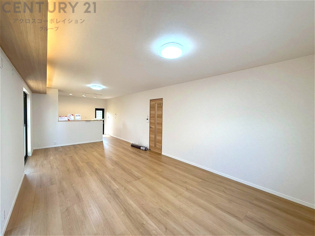 リビングダイニングは家族や友人とのコミュニケーションを楽しむ場所でくつろぎながら食事や会話を楽しめ、多目的に利用できリラックスできる空間です。家庭内の中心として機能し、快適な生活をサポートします。