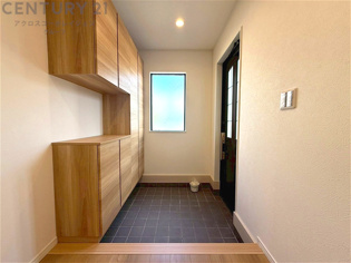 大きな玄関収納付きの玄関です　家族皆様の履物をしっかり収納できます
