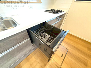 手洗いに比べて時間や労力を節約できることです。また、高温のお湯で洗浄されるため、雑菌や細菌を殺菌する効果もあります。さらに、乾燥機能があるため、手で拭く手間も省け衛生的に保管できます。