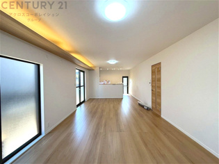 リビングダイニングは家族や友人とのコミュニケーションを楽しむ場所でくつろぎながら食事や会話を楽しめ、多目的に利用できリラックスできる空間です。家庭内の中心として機能し、快適な生活をサポートします。