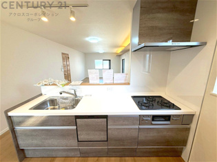 シンプルなデザインと使いやすさを兼ね備えた対面式システムキッチンは、効率的な作業スペースを提供し、家族やゲストとのコミュニケーションを促進します。