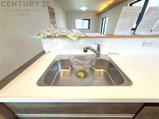 大きなシンクでお鍋などの大きな調理器具を洗う際にも便利です。